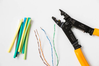 Beyaz arkaplanda internet kablosu ve araçlar, yüksek açı görünümü