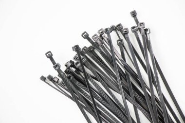 Beyaz arkaplanda siyah kablo bağı, yüksek açı görünümü