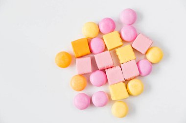 Tatlı renkli şekerlemeler, beyaz arka planda şekerler, yüksek açılı manzara.