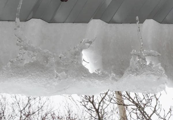 Icicles Roof White Sky Iced Water Winter Ice — Stock Photo, Image