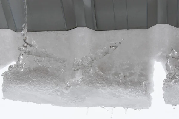 Eiszapfen Auf Dem Dach Weißer Himmel Und Eisiges Wasser Wintereis — Stockfoto