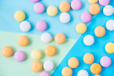 Renkli arkaplanda şeker, yüksek açı görünümü