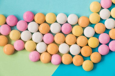 Renkli arkaplanda şeker, yüksek açı görünümü