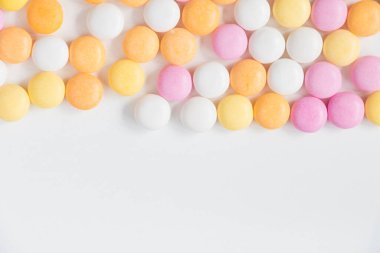 Beyaz arkaplanda şeker, yüksek açı görünümü