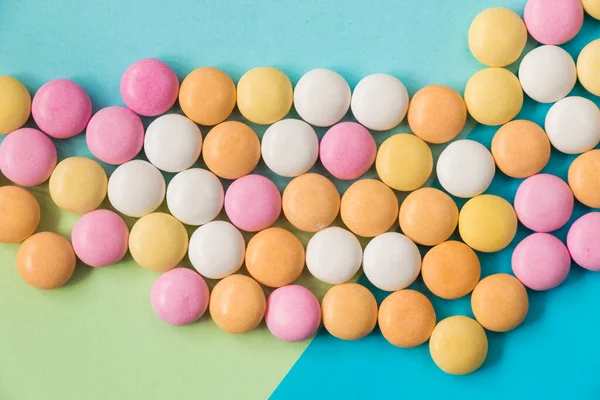 Renkli arkaplanda şeker, yüksek açı görünümü