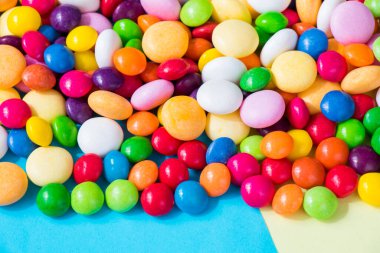 Renkli arkaplanda şekerler, yüksek açı görünümü,