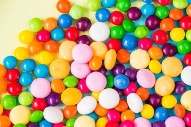 Renkli arkaplanda şekerler, yüksek açı görünümü,