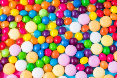 Renkli arkaplanda şekerler, yüksek açı görünümü,