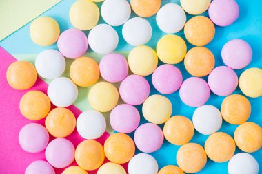 Renkli arkaplanda şeker, yüksek açı görünümü