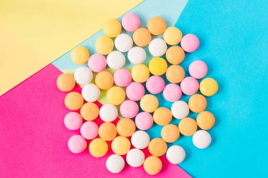 Renkli arkaplanda şeker, yüksek açı görünümü