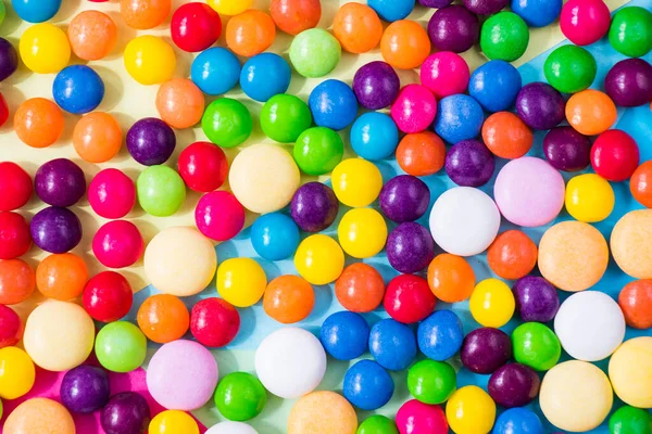 Renkli arkaplanda şekerler, yüksek açı görünümü,