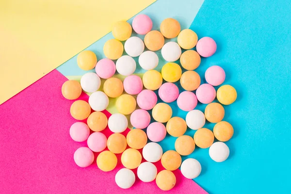 Renkli arkaplanda şeker, yüksek açı görünümü