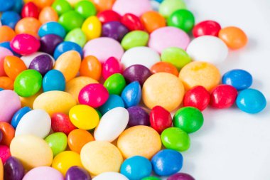 Beyaz arkaplanda şekerler, yüksek açı görünümü,