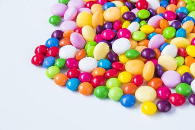 Beyaz arkaplanda şekerler, yüksek açı görünümü,