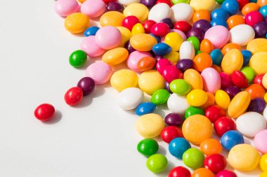 Beyaz arkaplanda şekerler, yüksek açı görünümü,