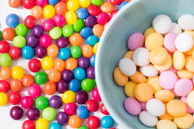 Kasede renkli şekerler, her renk şekerler, beyaz arka plan.