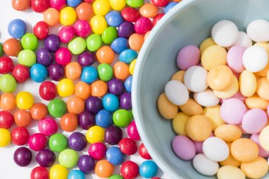 Kasede renkli şekerler, her renk şekerler, beyaz arka plan.