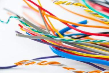 Beyaz arkaplanda internet ve elektrik kablosu, yüksek açı görünümü