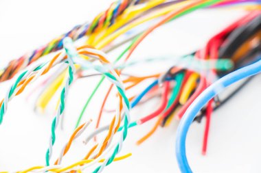 Beyaz arkaplanda internet ve elektrik kablosu, yüksek açı görünümü