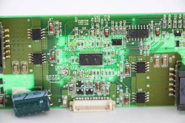 Elektronik anakart, beyaz arka planda izometrik işlemci mikroçipi