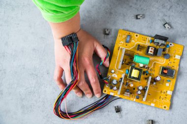 Elektronik anakart, izometrik işlemci mikroçip, ana kart parçaları ve mobil, dijital iletişim, insanlar ve teknolojiler, dijital yaşam