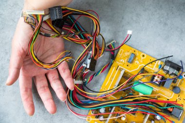 Elektronik anakart, izometrik işlemci mikroçip, ana kart parçaları ve mobil, dijital iletişim, insanlar ve teknolojiler, dijital yaşam