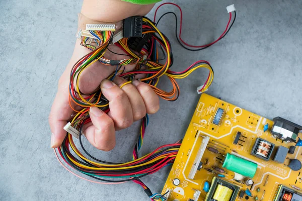 Elektronik anakart, izometrik işlemci mikroçip, ana kart parçaları ve mobil, dijital iletişim, insanlar ve teknolojiler, dijital yaşam