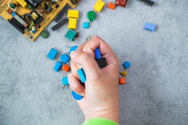 Elektronik anakart ve izometrik işlemci, mikroçip parçaları, yüksek açı görünümü