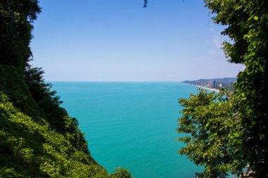 Karadeniz, Gürcistan 'da mavi ve yeşil deniz manzarası ve manzara