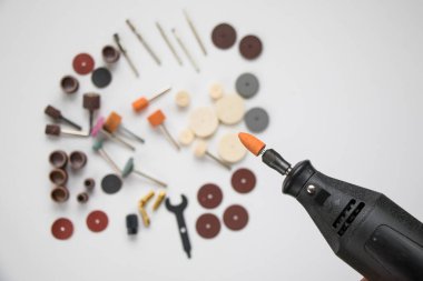 Dremel dönüş kiti, dremel başlıkları, beyaz arka planda el işi aracı