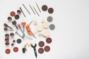 Dremel dönüş kiti, dremel başlıkları, beyaz arka planda el işi aracı