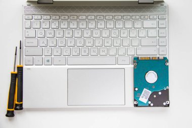 Elektronik anakart, izometrik işlemci mikroçip, ana kart parçaları ve dizüstü bilgisayar, dijital iletişim, insanlar ve teknolojiler, dijital yaşam