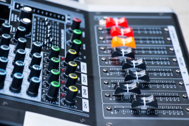 Ses mühendisliği enstrümanı, ses sistemi dengeleyicisi.