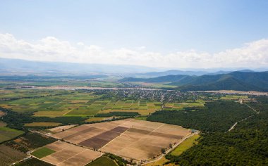 Gürcistan 'ın Kakheti kentindeki tarım alanlarının yüksek açılı görüntüsü. Alanlar ve gökyüzü