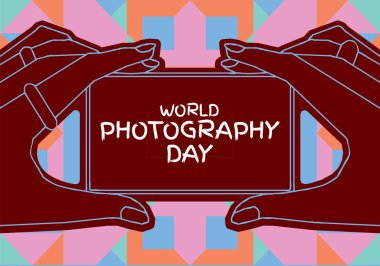 Dünya Fotoğraf Günü kutlaması. Kadın eli tasviri, afiş ve poster için soyut renk bloğu arka planına sahip bir kameraman tutuyor..