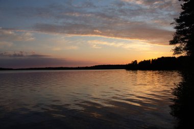Gece gölünde yaz günbatımı