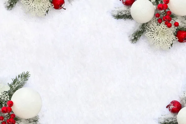 圣诞装饰 圣诞树 苹果和白球 雪地上白开的一品红花和文字的框架 — 图库照片