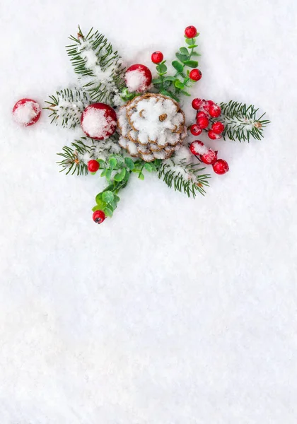 クリスマスの装飾 コーン松 小枝クリスマスツリー 赤い果実 テキストのためのスペースと雪の上の赤いボール トップビュー フラットレイアウト — ストック写真