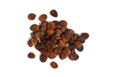 Beyaz arka planda kurumuş tatlı kayısılar. Üst manzara, düz uzanma