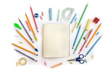 Okula geri dön. Okul gereçleri (telif defteri, kalemler, keskinleştirici, klipsler, pusula, açıölçer, selobant, makas) beyaz arka planda yazı için boşluk bırakırlar. Üst manzara, düz uzanma