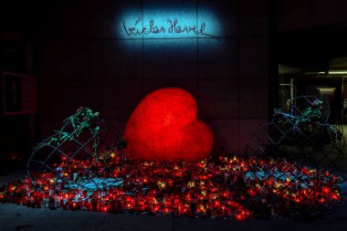 Kırmızı kalp ve imza. Vaclav Havel 'in anısına, Çekoslovakya başkanı, muhalif, politikacı. Vaclav Havel Meydanı 'nda yanan mumlar ve kalpler.