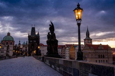 Prag 'da güneş doğarken görkemli Charles Köprüsü manzarası