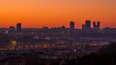 Sabah Prag manzarası, arka planda Pankrac gökdelenleri var. Dramatik gökyüzü