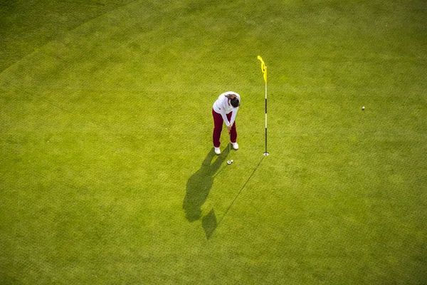 Uma Jovem Mulher Jogando Golfe Fotografada Cima — Fotografia de Stock