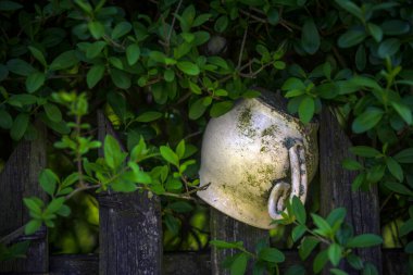 Eski seramik kupalarla süslenmiş ahşap çitler.