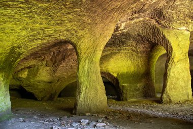 Ünlü 2. Issız Mağaralar (Puste kostely II), Velenice 'den Svitavy' ye giden yolun hemen yanında, Çek Cumhuriyeti 'nin en küçük yapay yeraltı alanı bulunmaktadır.