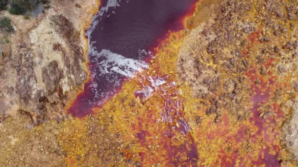 ソロモン王の鉱山の一部であるという伝説のある地域に位置するリオティント スペイン ウエルバ 鉄が酸性度の高い川の水に溶解しているため 深い赤ワインのように見えます — ストック動画