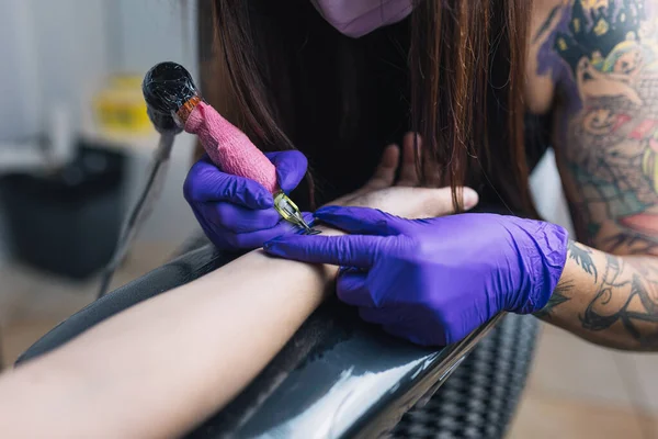 Zbliżenie Maszyny Tatuażu Kobieta Mistrz Tatuażu Masce Rękawiczkach Tworzy Wzór — Zdjęcie stockowe