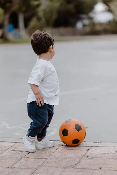 Küçük Çocuk Parkta Bir Futbol Topuyla Oynuyor Arkası Dönük Tanımlanamaz — Stok fotoğraf