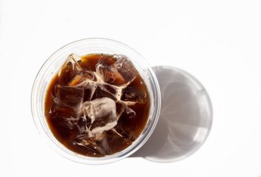 Beyaz arka planda bir bardakta buzlu Americano.